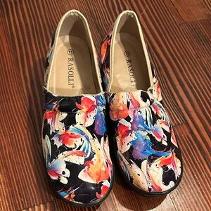 Rasolli Women's Colorful Abstract Clogs